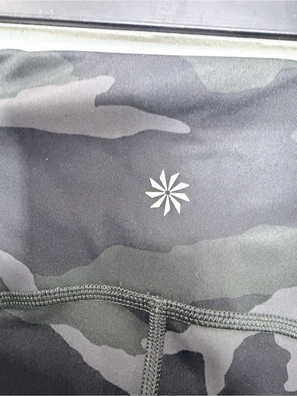Athleta 7/8 Camo Tight Leggings Size M - Picture 4 of 8
